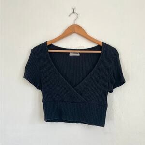 Urban Outfitters – Tuscany Surplice Rib Knit Crop Top in Black